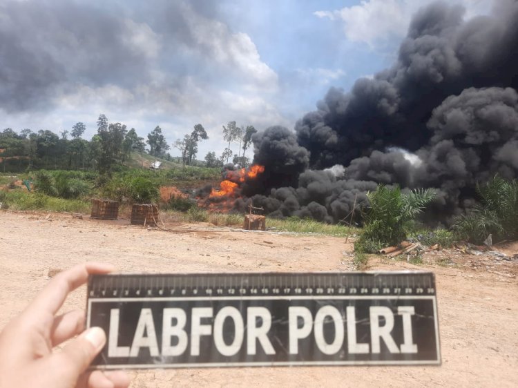 Tim Labfor Polda Sumsel saat melakukan pemeriksaaan di lokasi sumur minyak yang terbakar di Muba/ist.