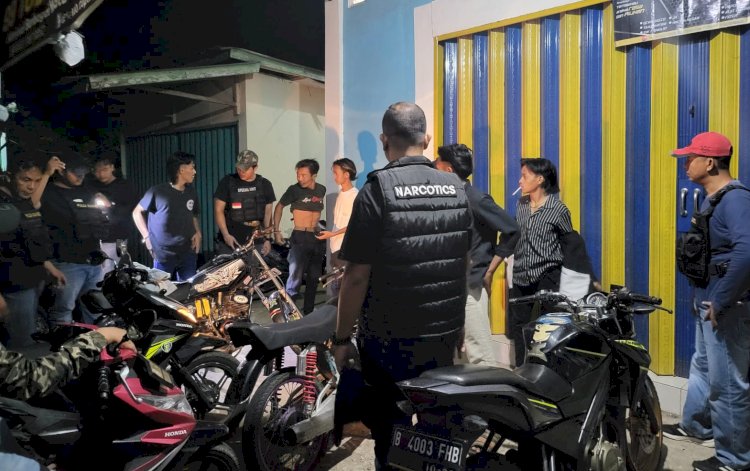 Satres Narkoba Polres Musi Rawaw memeriksa sejumlah warga dalam giat patroli hunting antisipasi peredaran narkoba/ist