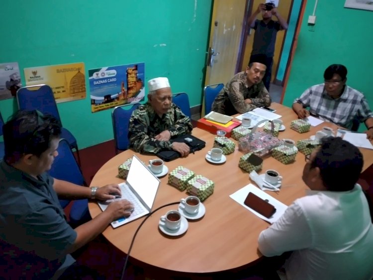 Suasana diskusi di ruang rapat kantor Baznas Sumsel terkait pencetakan Al Quran  dengan memasukkan muatan lokal khas Palembang mulai dari cover, iluminasi dan sebagainya, Jumat (17/2), (Ist/rmolsumsel.id)   