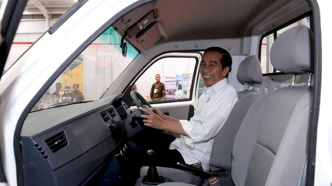  Presiden Joko Widodo saat mencoba duduk di kursi mobil Esemka di pameran IIMS 2023 di Jakarta/Net