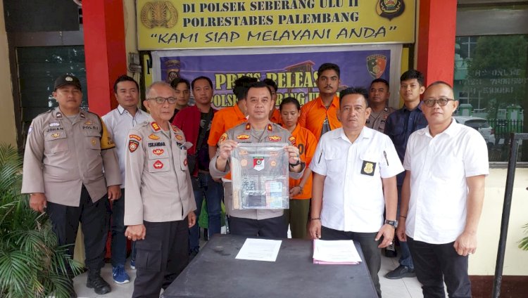 Kapolsek SU II, Kompol Handryanto (tengah) saat menunjukan barang bukti dihadapan awak media/ist