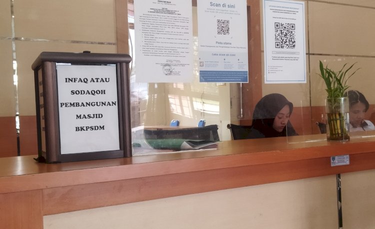 Kotak Infaq pembangunan masjid yang di pajang di depa meja pelayanan BKPSDM OKU Timur, Sumatera Selatan. (Amizon/RmolSumsel.id)
