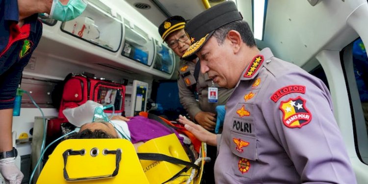 Kapolri Jenderal Listyo Sigit Prabowo saat berinteraksi dengan Kapolda Jambi Irjen Rusdi Hartono usai berhasil dievakuasi/Ist