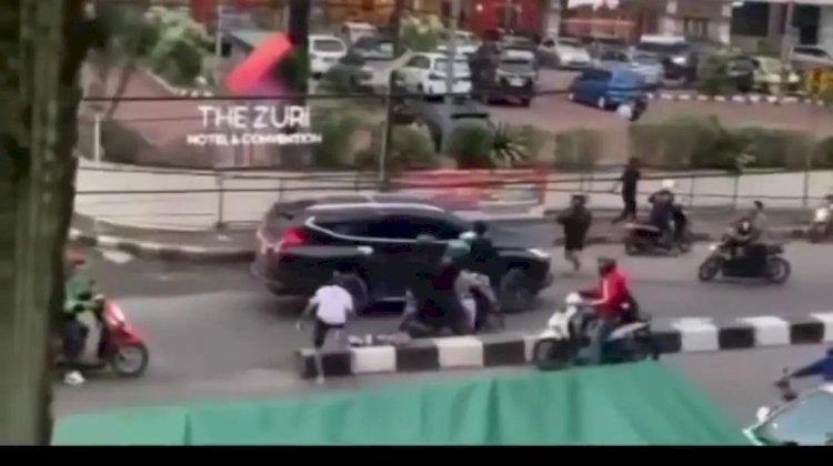 Mobil Pajero Sport yang menjadi bulan-bulanan massa usai tabrak seorang perempuan di depan kawasan Mall Transmart Palembang, pada Selasa (21/2). (Tangkapan Layar Medsos)