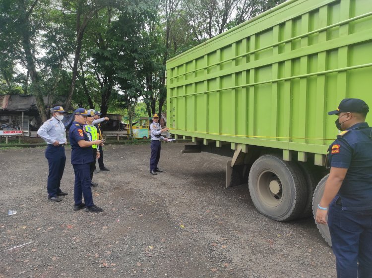 Tim gabungan melakukan pemeriksaan kendaraan yang terjaring razia ODOL di Terminal Randik Sekayu. (Amarullah Diansyah/Rmolsumsel). 