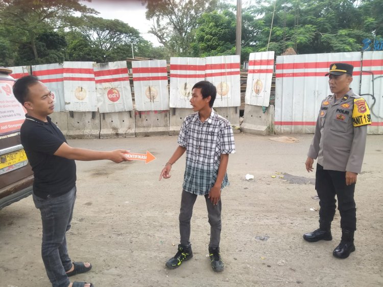 Petugas kepolisian SPKT Polrestabes Palembang lakukan olah TKP aksi perampasan handphone di Kawasan Monpera Palembang, Rabu (22/2/2023).(Dok. Satreskrim Polrestabes Palembang)