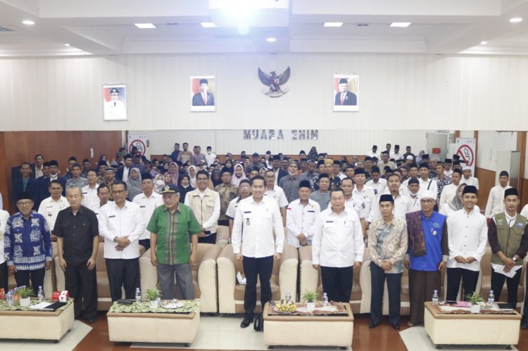 Plt Bupati Muara Enim, Ahmad Usmarwi Kaffah meresmikan sekaligus memberikan pembekalan kepada 256 Da'i dan 22 Sarjana Masuk Desa, di Ruang Rapat Pangripta Nusantara Kantor Bappeda, Rabu (22/2)/ist.