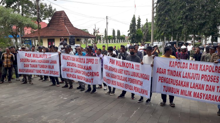 Sejumlah warga menggelar aksi demo di depan kantor Pemkot Lubuklinggau.(foto Istimewa)