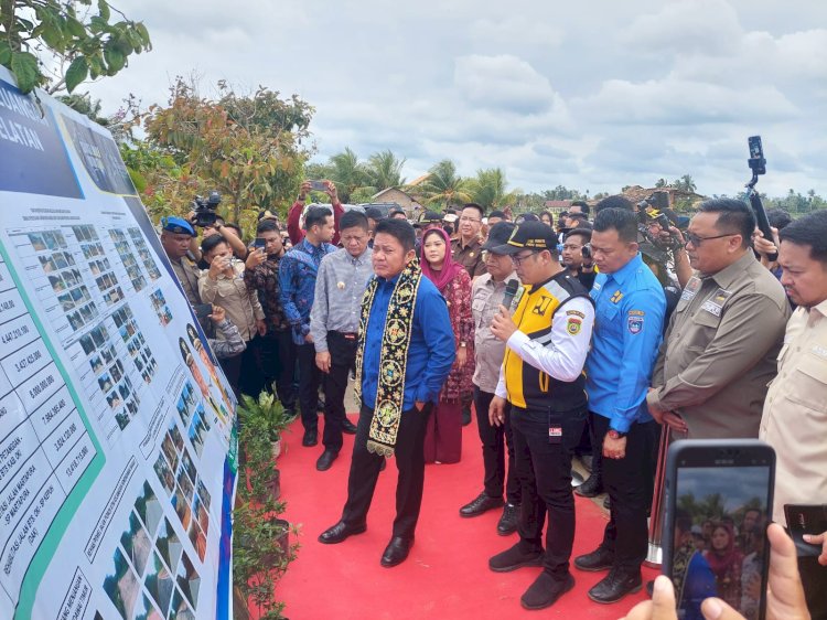  Gubernur Sumsel, Herman Deru didampingi Bupati OKU Timur, Lanosin melihat rincian anggaran dari Provinsi Sumsel untuk OKU Timur, Kamis (23/2). (Amizon/RmolSumsel.id)