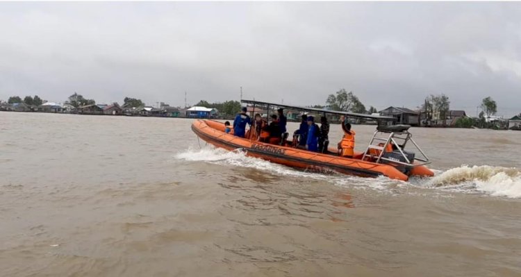 Tim SAR gabungan saat mengevakuasi jenazah ABK Tugboat Karya Pacific 19 yang ditemukan tak bernyawa di perairan Sungsang. (Fauzi/RmolSumsel.id) 