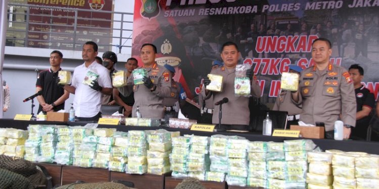 Kapolda Metro Jaya Irjen Fadil Imran mendampingi Kapolres Metro Jakarta Barat Kombes Pasma Royce ungkap jaringan internasional pengedar sabu/RMOL