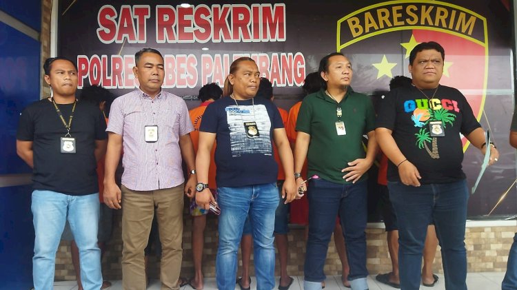 Kanit Pidum Polresta Palembang, AKP Robert Sihombing saat memimpin release kasus pencurian di Mapolrestabes Palembang, Kamis (23/2/2023). (Adamrachman/Rmolsumsel.id). 