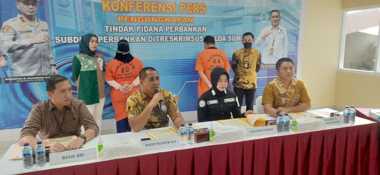 Subdit II Perbankan Ditreskrimsus Polda Sumsel menghadirkan dua oknum karyawan Bank BRI unit Tanjung Sakti Cabang Pagar Alam yang menggelapkan uang puluhan nasabah. (Fauzi/Rmolsumsel). 
