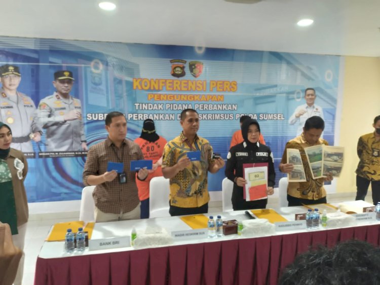  Wadir Reskrimsus Polda Sumsel AKBP Putu Yudha menunjukkan barang bukti aset yang dibeli dari hasil penggelapan uang milik puluhan nasabah bank BRI unit Tanjung Sakti Cabang Pagar Alam. (Fauzi/RmolSumsel.id)