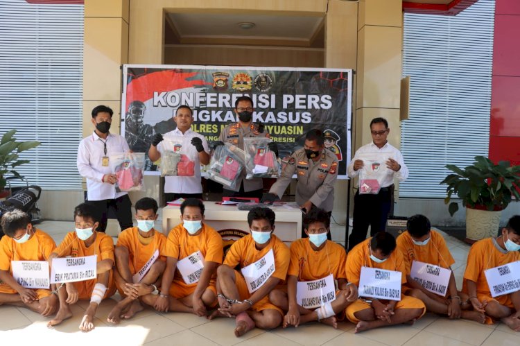 Para pelaku pembunuhan saat diamankan Satreskrim Polres Muba beberapa waktu lalu. (Dok/Rmolsumsel). 