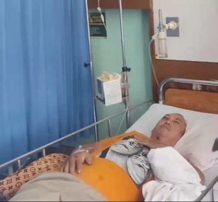 Hendra korban begal saat menjalani perawatan di rumah sakit. (ist/RmolSumsel.id)
