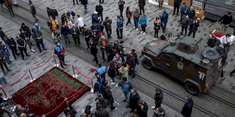 Orang-orang meletakkan bunga di lokasi ledakan di jalan Istiklal di Istanbul/Net