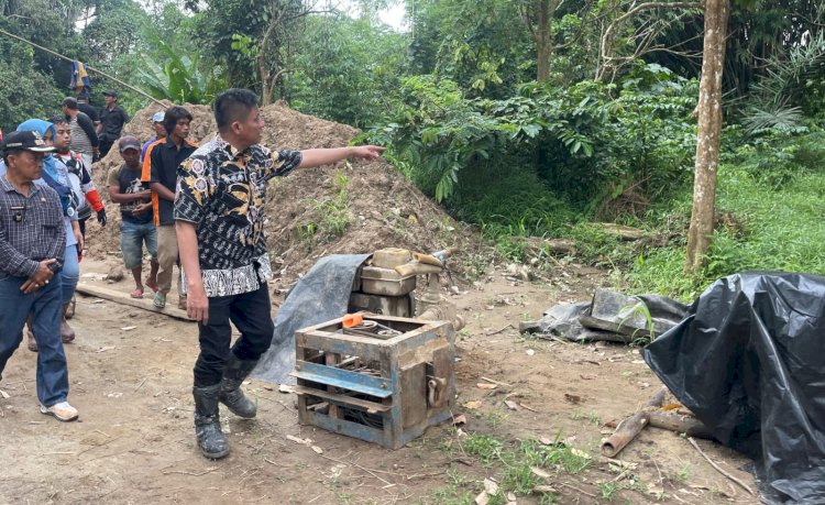   Caption: Bupati OKU Timur, Ir H Lanosin saat meninjau kondisi Jembatan Saka 7 yang ambruk/ist