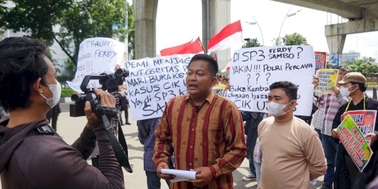 Presidium FSPP, Fikri Anidzar Albar saat aksi unjuk rasa di depan kantor Mabes Polri, Jalan Trunojoyo, Kebayoran Baru, Jakarta Selatan, pada Kamis kemarin (23/2)/Ist