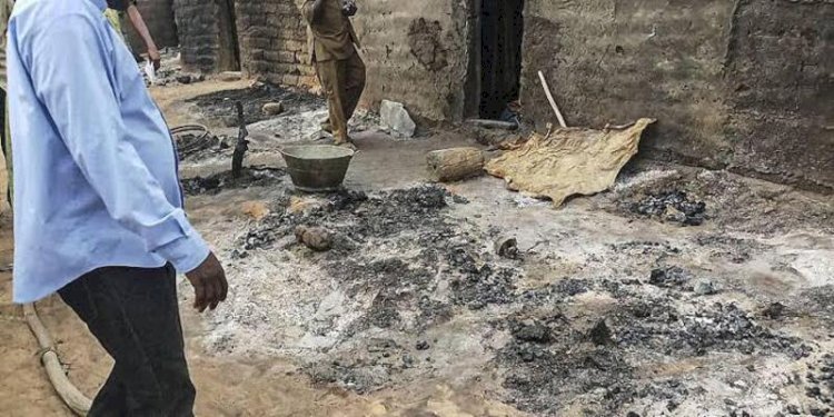 Bangunan di desa Kani-Bonzon, Mali Tengah terbakar setelah serangan pemberontak jihadis pada Kamis, 23 Februari 2023/Net