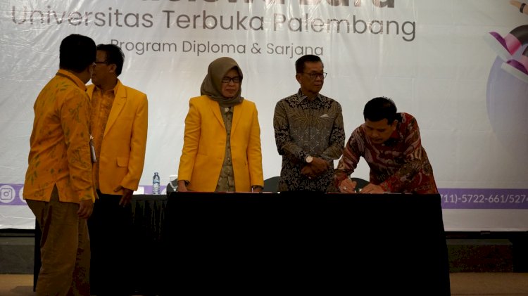 Direktur UT Palembang, Dr. Meita Istianda, S.IP, M.Si dalam kegiatan OSMB UT Palembang/ist
