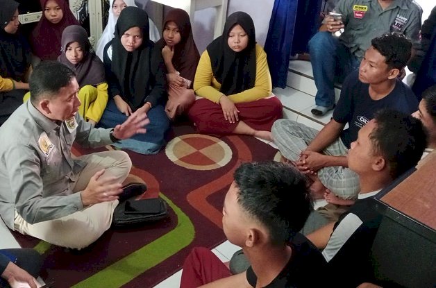  Dudi Oskandar <dudioskandar> Lampiran 14.00 (46 menit yang lalu) kepada saya  Wakil Ketua Komisi V DPRD Sumsel Mgs Syaiful Padli bersama Dinsos dan DPPPA Sumsel mendatangi lokasi penganiayaan di Panti Asuhan Fiisabilillah Al Amin Palembang (ist/rmolsumsel.id)     Penga