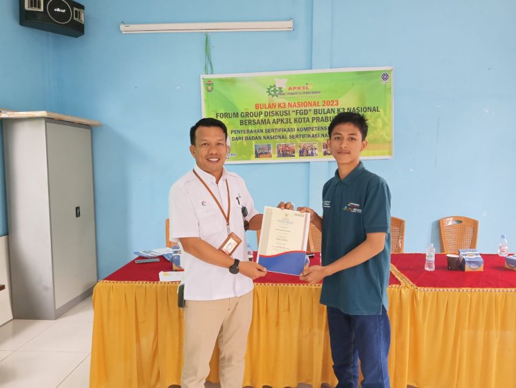 Ketua Asosiasi Profesi Kesehatan AP3KL Kota Prabumulih, Yogi Astrada (kiri) saat memberikan sertifikasi K3 Operator.  (ist/rmolsumsel.id)(