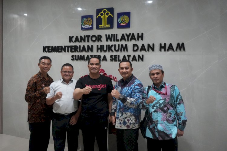 Kepala Kantor Wilayah Kementerian Hukum dan HAM Sumatera Selatan, Dr Ilham Djaya menerima audiensi dari Ketua Lembaga Pengkajian Pangan, Obat Obatan, dan Kosmetika Majelis Ulama Indonesia (LPPOM MUI) Sumatera Selatan/ist