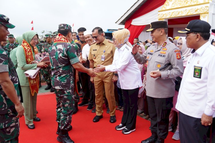 Ketua DPRD Sumsel, RA Anita Noeringhati saat menyambut KASAD, Jenderal Dudung Abdurachman. (ist/rmolsumsel.id)