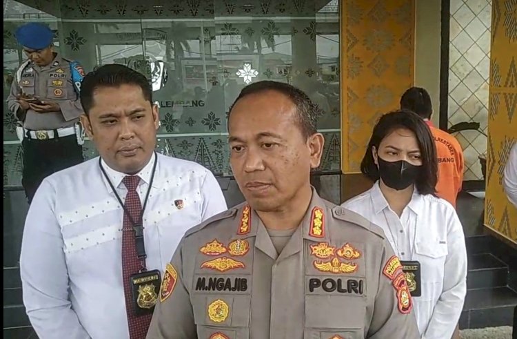 Kapolrestabes Palembang, Kombes Pol Mokhamad Ngajib saat melihat puluhan kendaraan yang disita Satlantas Polrestabes Palembang, Senin (30/1/2023). Sebanyak 31 unit mobil dan 71 unit sepeda motor yang terjaring operasi KRYD Polresta Palembang beberapa waktu lalu. (AdamRachman/Rmolsumsel.id)
