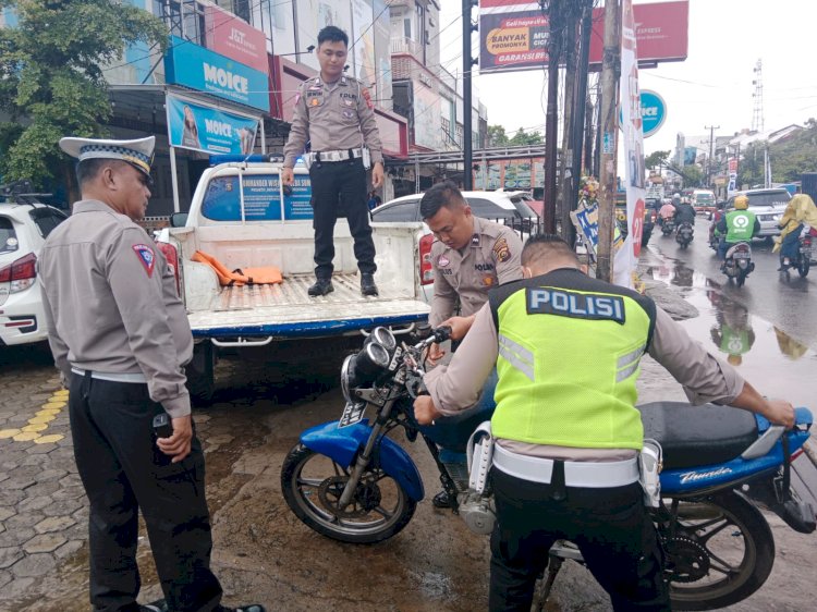 Anggota Satlantas Polrestabes Palembang saat mendatangi lokasi kecelakaan di Jalan MP Mangkunegara, Kelurahan 8 Ilir, Kecamatan Ilir Timur II Palembang. (Fauzi/Rmolsumsel.id). 