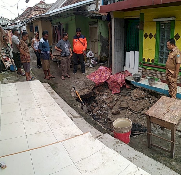 Petugas BPBD OKU saat berada di lokasi kejadian. (Amizon/RmolSumsel.id)