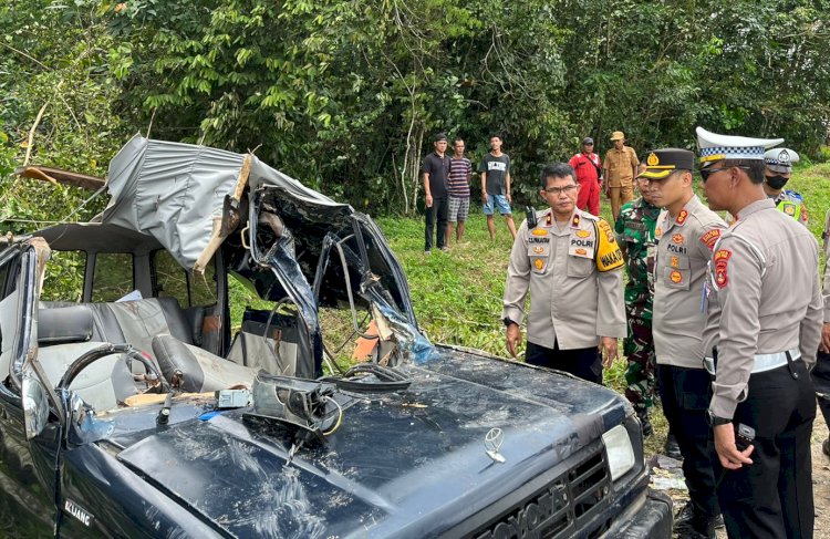 Kapolres Muara Enim AKBP Andi Supriadi  melihat kondisi mobil naas mengalami rusak berat/ist