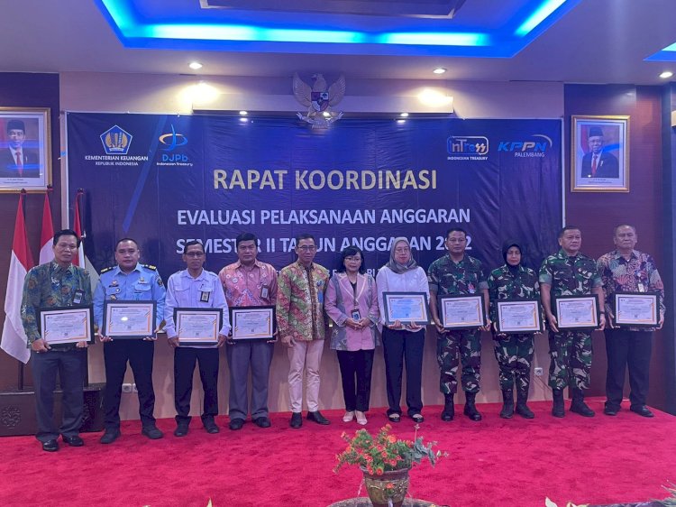 Kantor Wilayah Kementerian Hukum dan HAM Sumatera Selatan menerima penghargaan sebagai Terbaik Ke-2 Kategori Penyelesaian Laporan Pertanggung jawaban (LPJ) Bendahara kategori Pagu Kecil/ist