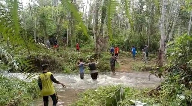 warga Desa Muara Saling, Kecamatan Saling, kabupaten Empat Lawang, Sumatera Selatan bersama polisi dan Damkar menyisir jalan menuju ke kebun untuk mencari keberadaan ular piton yang telah memangsa 10 ekor anjing millik warga. (Salim/RmolSumsel.id)