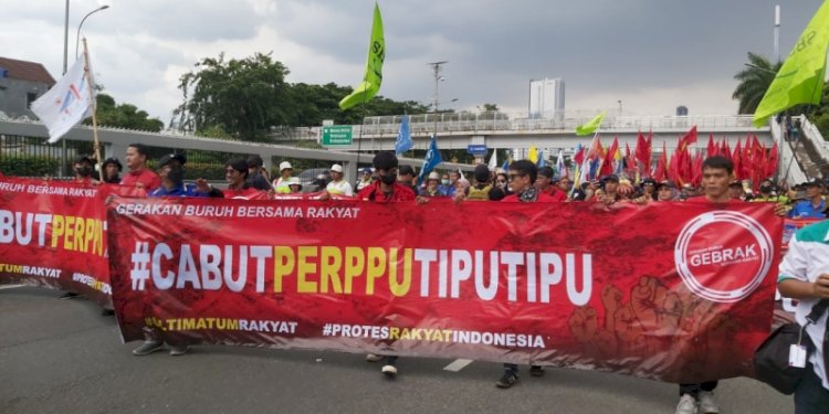 Buruh melakukan aksi demo untuk mendesak pencabutan Peraturan Pemerintah Pengganti Undang-undang (Perppu) Cipta Kerja, di Jalan Gatot Subroto, Senayan, Jakarta, Selasa (28/2). (Rmol.id)