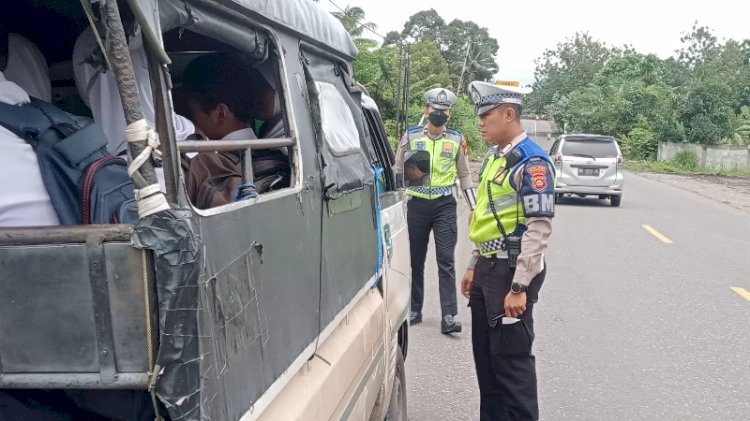 Satlantas Polres Muara Enim memberhentikan angkutan pedesaan/ist