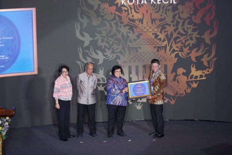 Bupati OKU TImur Lanosin menerima sertifikat Adipura yang diberikan langsung Menteri KLHK Siti Nurbaya/ist.
