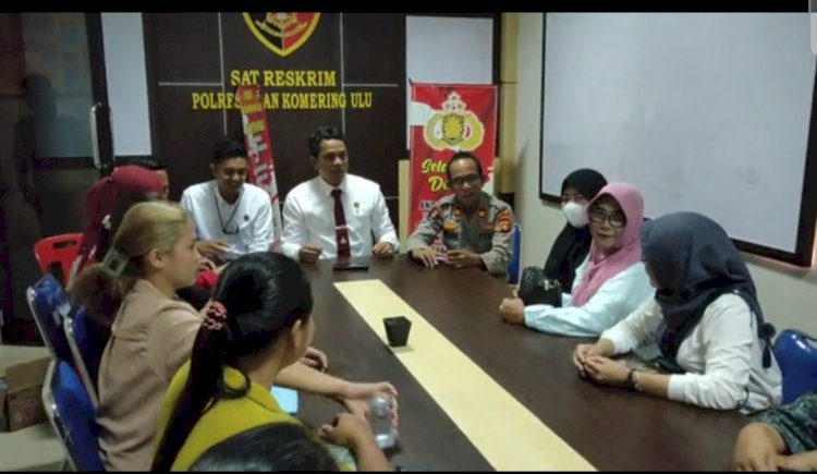 Para korban arisan bodong di OKU saat menyambangi Satreskrim Polres OKU untuk melaporkan sang bandar/ist.