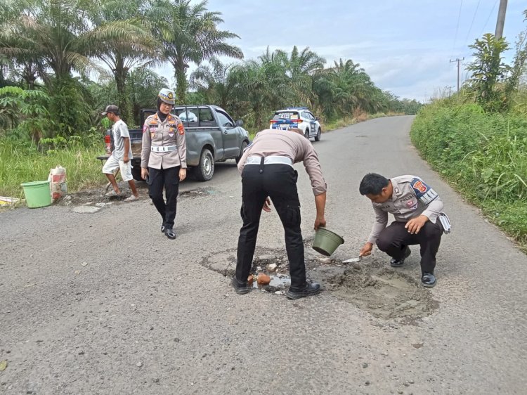 Jalan berlubang di Desa Leban Jaya, Kecamatan Tuah Negeri, Kabupaten Musi Rawas ditambal dengan di semen.(foto Istimewa)