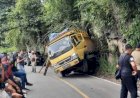 Truk Logistik Tabrak Dinding Tebing di Jalan Lintas Lahat-Pagaralam