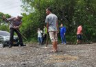 Peduli Keselamatan, Satlantas Polres OKU dan Masyarakat Tambal Jalan Berlubang di Jalinsum
