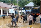 Polisi Mulai Bantu Warga Bersihkan Lumpur Sisa Banjir Bandang Lahat     