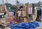 Kelebihan Muatan, Truk Pengangkut Furniture Dari Jepara Terbalik Saat Masuk SPBU di Palembang