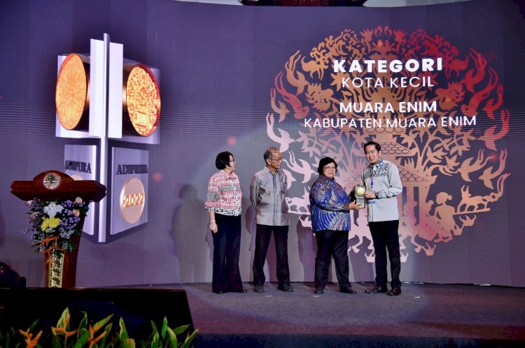 Plt Bupati Muara Enim, Ahmad Usmarwi Kaffah menerima langsung Penghargaan dengan kategori sebagai kota kecil terbersih Indonesia tahun 2022, untuk kabupaten Muara Enim. (dok. Humas Pemkab Muara Enim)
