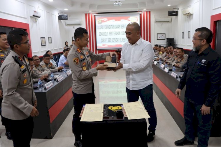 Kapolres Muara Enim, AKBP Andi Supriadi terima bantuan 10 unit Handy Talky (HT) Hytera PNC380. (ist/rmolsumsel.id)