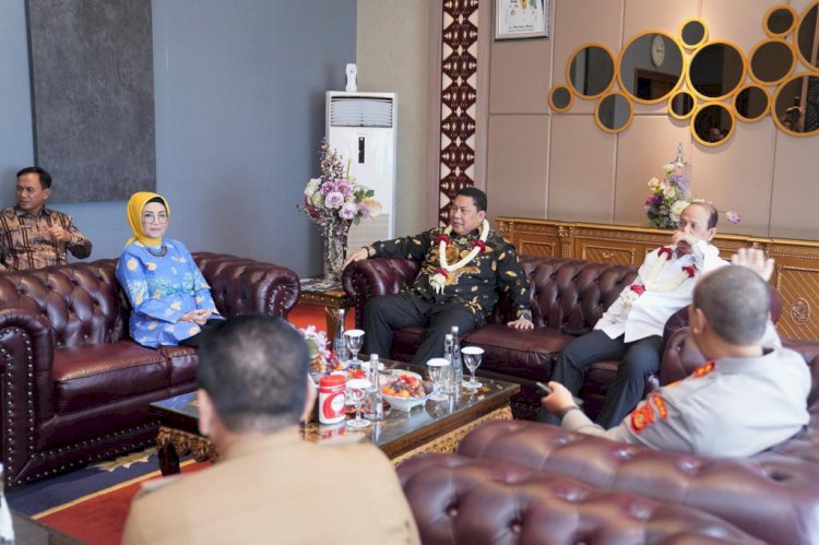 Ketua DPRD Sumsel RA Anita Noeringhati saat menyambut Kepala BNN RI, Petrus Reinhard Golose dan Kepala BNPT RI, Komjen Pol Boy Rafli Amar di ruang VIP Bandara SMB II Palembang. (ist/rmolsumsel.id) 