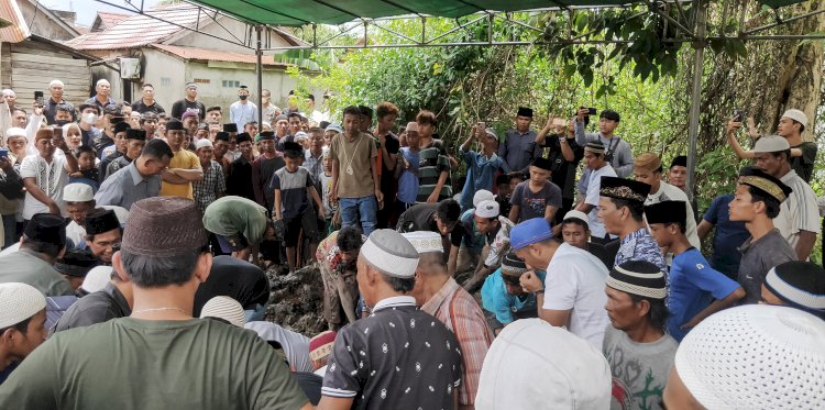 Suasana di pemakaman Abah Toyib pada Rabu (1/3/2023). Abah Toyib yang dikenal sebagai tokoh masyarakat palembang wafat pada usia 72 tahun di RS RK Charitas Palembang. (Adam Rachman/Rmolsumsel). 