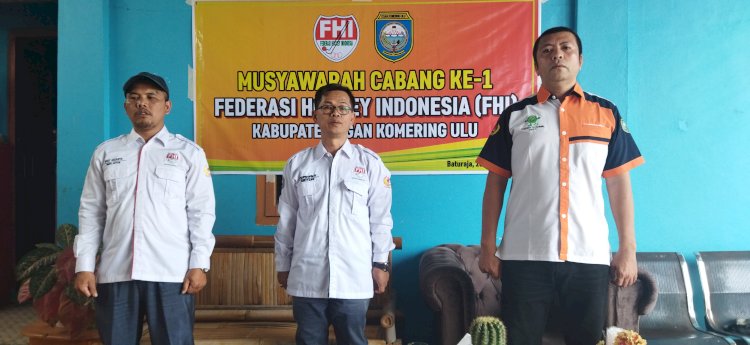 Ketua FHI OKU dan Sekretaris KONI OKU saat Muscab, Selasa (28/2). (Amizon/RmolSumsel.id)