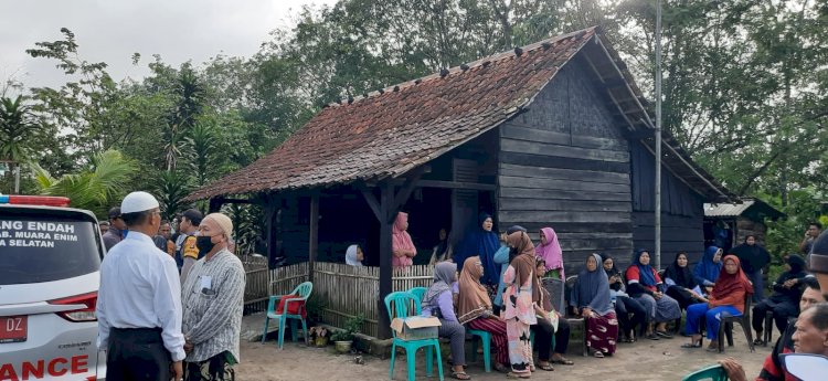 Korban Aan Rianto (34) dibawa pulang ke rumah usai menjalani visum di rumah sakit. (dok Polres Muara Enim)